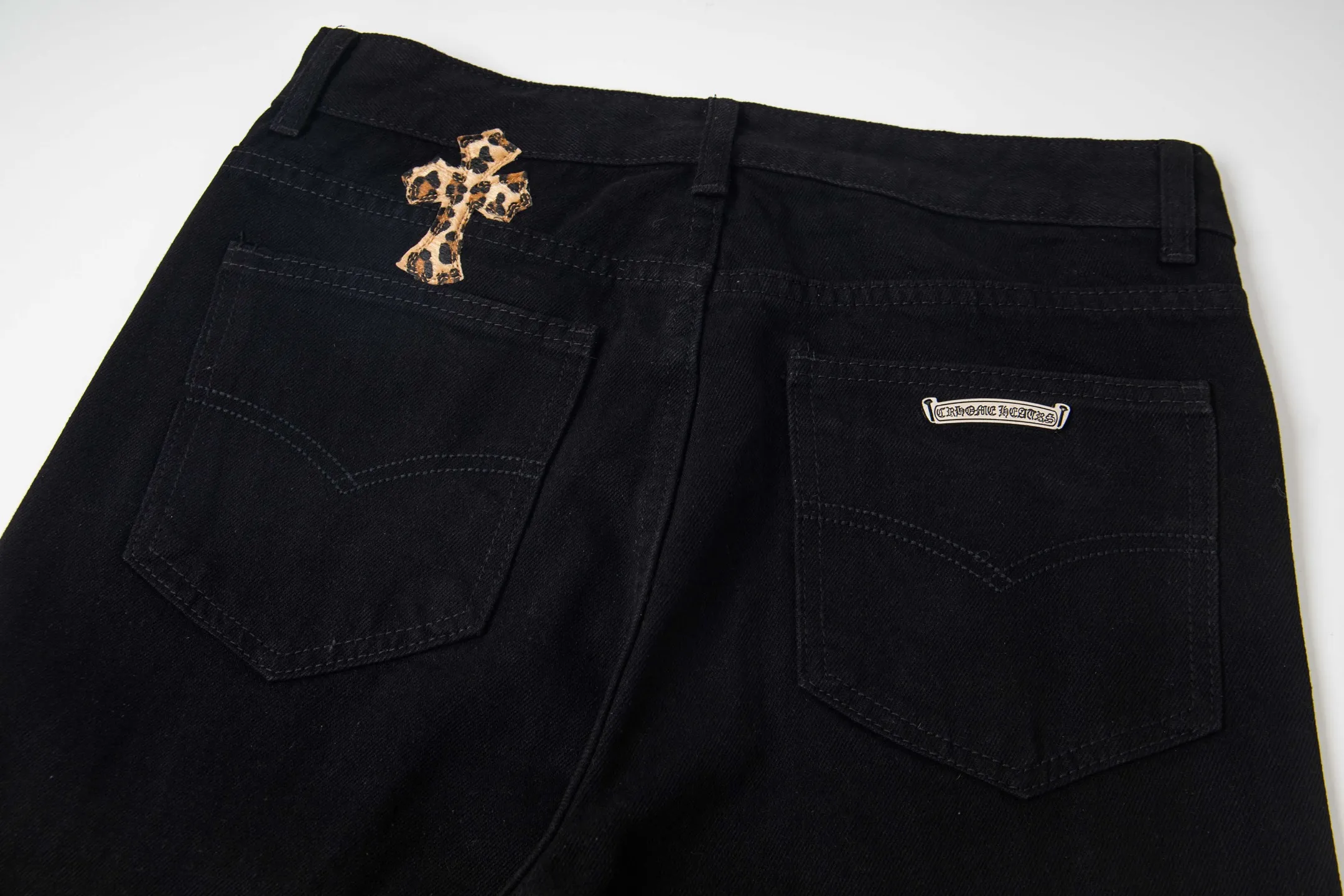 P240 Chrome Hearts black denim jeans with purple leopard print. CH jeans need to be washed and then disassembled and hand-stitched with sheepskin cross leather and then spliced ​​together. The whole piece has too many craftsmanship to explain. The patchwork cross pattern is embellished, and the high-waisted washed jeans! ! Absolutely high-end luxury products, god-level single products and super popular products, made with top heavy industry, a must-see magic weapon. Customized hardware. The fabric is thick and soft after washing. It has good breathability. Customized small leather label. Unique design. The details are simple and elegant, and the workmanship is exquisite. The entire trousers are neatly routed and the details are in place! It’s so cool that both men and women can easily control the genderless trend! Style number: 1798# Color: black Size: 28 30 32 34 36